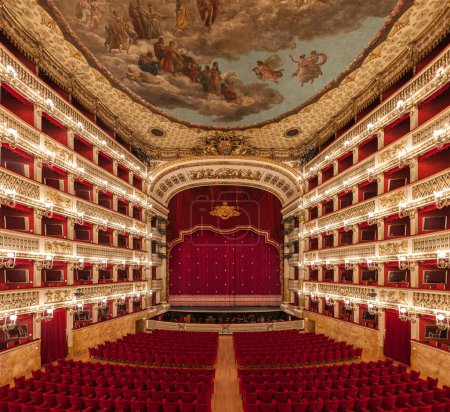 Foto de Interior del teatro San Carlo (Teatro di San Carlo), Nápoles, Italia. Inaugurado en 1737, es el teatro más antiguo en funcionamiento. - Imagen libre de derechos