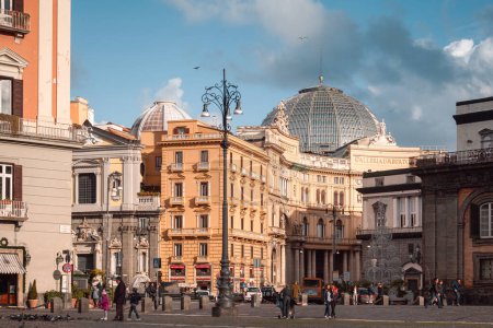Foto de Vista de la plaza de Trento y Trieste, Nápoles, Italia, con el teatro de San Carlo y la cúpula de la Galería Umberto I. - Imagen libre de derechos