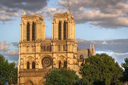 Foto de Fachada de Notre Dame, la catedral de París, Francia - Imagen libre de derechos