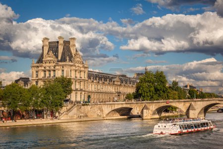 Foto de Vista del Museo del Louvre y un cruce de Bateau Mouche Pont Royal - Imagen libre de derechos