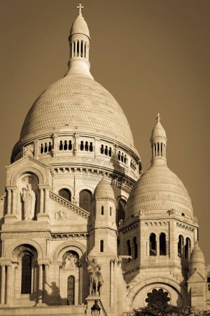 Téléchargez les photos : Basilique du Sacré-Cœur à Montmartre, Paris. Antique tonification. - en image libre de droit