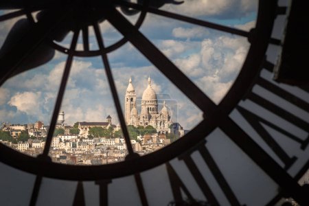 Téléchargez les photos : La colline du Sacré Couer vue du Musée D'Orsay, Paris, France - en image libre de droit