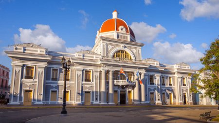 Foto de La arquitectura neoclásica del Ayuntamiento de Cienfuegos, Cuba. - Imagen libre de derechos