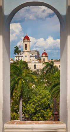 Foto de Vista enmarcada de la Catedral de la Inmaculada Concepción, Parque José Martí, Cienfuegos, Cuba - Imagen libre de derechos