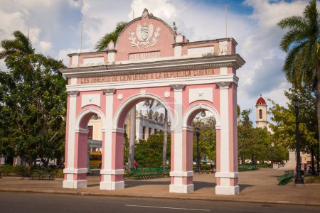 Téléchargez les photos : Vue du parc Jose Marti avec l'arche de triomphe, le théâtre Thomas Terry et la cathédrale de l'Immaculée Conception dans le centre-ville de Cienfuegos, Cuba - en image libre de droit