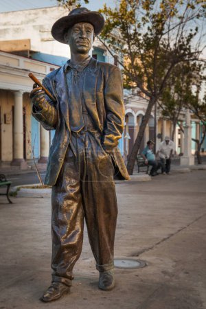 Foto de La estatua de Benny More, el famoso cantante cubano nacido en la zona de Cienfuegos, Paseo del Prado, Cienfuegos, Cuba - Imagen libre de derechos