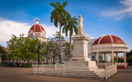 Foto de Vista del Parque José Martí con la estatua de José Martí, Cienfuegos, Cuba - Imagen libre de derechos