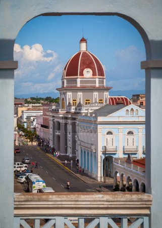 Foto de Vista enmarcada del Ayuntamiento y Museo Provincial de Cienfuegos, Cuba - Imagen libre de derechos