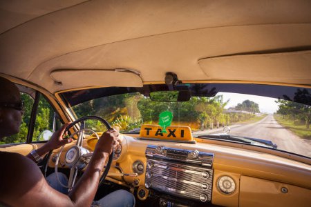 Foto de Interior de un coche clásico americano que sirve como taxi. El taxi se dirige a El Cobre, cruzando el país alrededor de Santiago de Cuba, Cuba. - Imagen libre de derechos