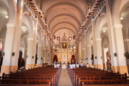 Foto de Interior de la famosa basílica de El Cobre, ubicada a 20 km de Santiago de Cuba, Cuba. - Imagen libre de derechos