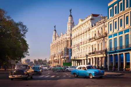 Foto de Plaza Central (Parque Central) con Hotel Inglaterra y El Gran Teatro de La Habana a la izquierda, La Habana, Cuba. Los coches de los años 50 conducen por la calle. - Imagen libre de derechos