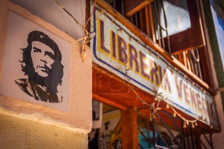Téléchargez les photos : Pochoir classique de Che Guevara sur le côté de la librairie Libreria Venecia, Vieille Havane, Cuba - en image libre de droit