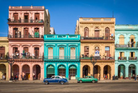 Foto de Coloridos edificios coloniales, La Habana, Cuba - Imagen libre de derechos