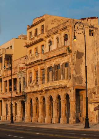 Téléchargez les photos : Edificio Forntuna, un vieux bâtiment face à Malecon au coucher du soleil, La Havane, Cuba. Il a besoin d'être restauré mais est toujours utilisé comme résidence. - en image libre de droit