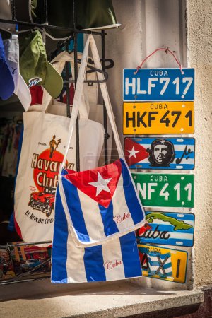 Foto de Souvenirs cubanos en una tienda de turismo, Habana Vieja, Cuba - Imagen libre de derechos