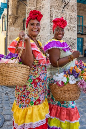 Foto de Mujeres en traje cubano tradicional, Habana Vieja, Cuba - Imagen libre de derechos