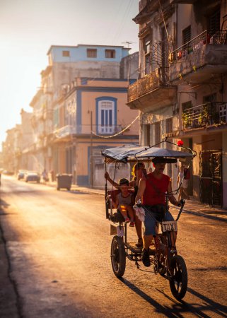 Foto de Cycle-taxi in Ciudad de La Habana, Cuba - Imagen libre de derechos