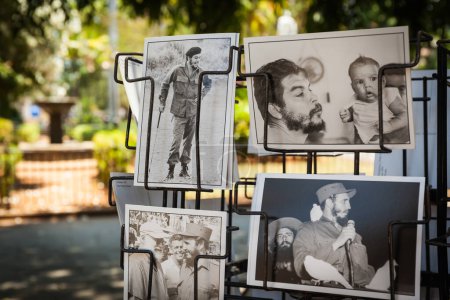 Foto de Postales de líderes de la Revolución Cubana en venta en Plaza de Armas, Habana Vieja, Cuba - Imagen libre de derechos