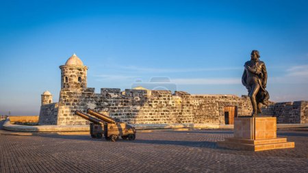 Foto de El antiguo castillo colonial de San Salvador de la Punta y la estatua del revolucionario venezolano Francisco de Miranda, La Habana, Cuba - Imagen libre de derechos