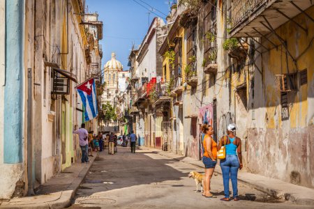 Foto de La vida callejera con la bandera cubana y la cúpula del Museo Revolución, La Habana Vieja, Cuba - Imagen libre de derechos