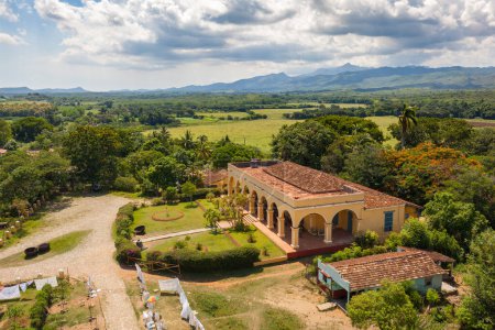 Téléchargez les photos : La maison du domaine Manaca Iznaga (actuellement un restaurant) dans la vallée de los Ingenios, un site du patrimoine mondial de l'UNESCO
. - en image libre de droit