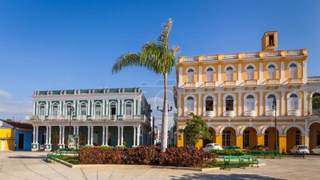 Foto de Casas coloniales frente al Parque Serafín Sánchez, Sancti Spiritus, Cuba - Imagen libre de derechos
