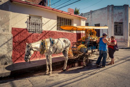 Foto de Pichman selling fruit and vegetables in Ciudad de La Habana, Cuba - Imagen libre de derechos