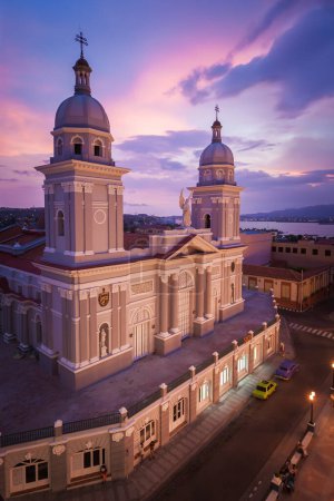 Téléchargez les photos : Vue de la cathédrale de Nuestra Senora de la Asuncion, Santiago de Cuba, Cuba - en image libre de droit