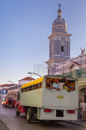 Téléchargez les photos : Autocar privé transportant des personnes à Santiago de Cuba. Camions convertis en bus de passagers sont très communs partout à Cuba. - en image libre de droit