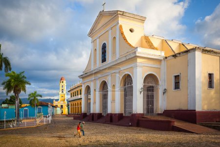 Foto de Iglesia de la Santísima Trinidad con vistas a Plaza Mayor, Trinidad, Cuba - Imagen libre de derechos