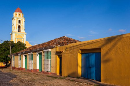 Foto de Casas coloniales y la Torre del Convento de San Francisco, Trinidad, Cuba - Imagen libre de derechos