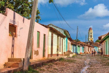 Foto de Calle de adoquines, casas coloniales y la Torre del Convento de San Francisco, Trinidad, Cuba - Imagen libre de derechos