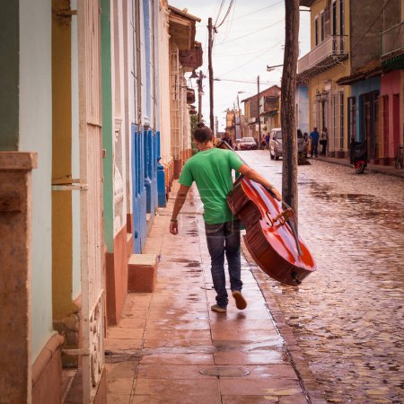 Foto de Músico cubano tradicional con su contrabajo, Trinidad, Cuba - Imagen libre de derechos