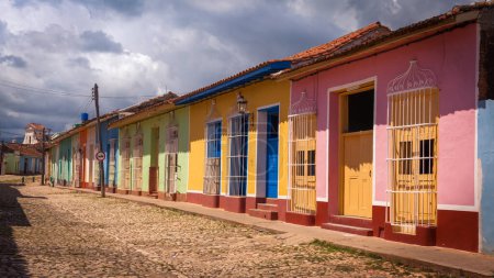 Blick auf Trinidad, Kuba, mit Kolonialhäusern und Kopfsteinpflasterstraße, Kuba