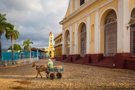 Foto de Iglesia de la Santísima Trinidad con vistas a Plaza Mayor, Trinidad, Cuba - Imagen libre de derechos