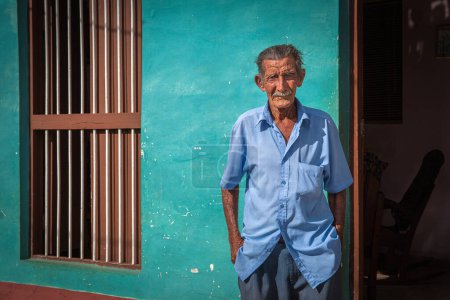 Téléchargez les photos : Portrait d'un Cubain devant sa maison, Trinidad, Cuba - en image libre de droit