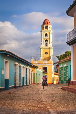 Die Kopfsteinpflasterstraße, die zum Kloster des Heiligen Franziskus von Assisi auf Trinidad, Kuba, führt
