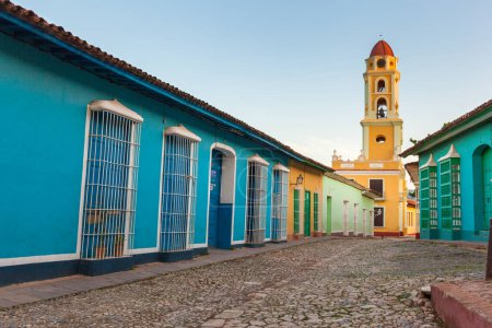 Téléchargez les photos : La rue pavée qui mène au couvent Saint François d'Assise, Trinidad, Cuba - en image libre de droit