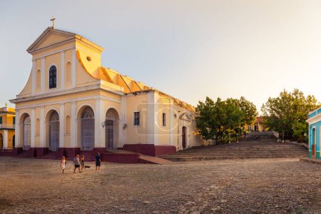 Foto de Salida del sol en Plaza Mayor con la Iglesia de la Santísima Trinidad, Trinidad, Cuba. - Imagen libre de derechos