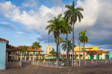 Foto de Salida del sol en Plaza Mayor, Trinidad, Cuba. - Imagen libre de derechos