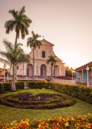 Foto de Plaza Mayor y la Iglesia de la Santísima Trinidad al amanecer, Trinidad, Cuba - Imagen libre de derechos