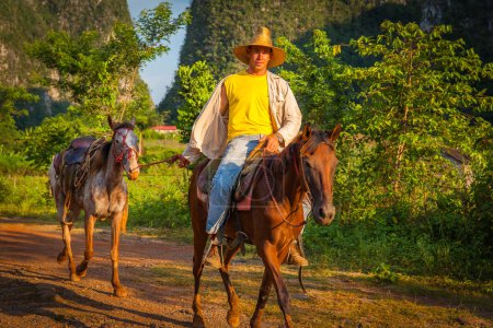 Foto de Un granjero local montando un caballo en el Valle de Vinales, Cuba - Imagen libre de derechos