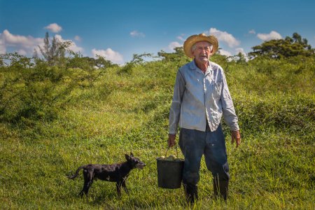 Téléchargez les photos : Un agriculteur local avec son chien dans la région de Vinales, Cuna - en image libre de droit