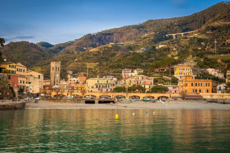 Foto de El pueblo de Monterosso en Cinque Terre, La Spezia, Italia. Patrimonio Mundial de la Unesco. - Imagen libre de derechos