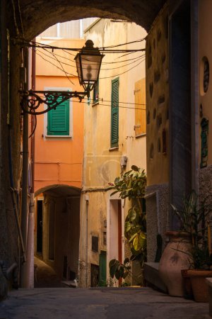 Foto de Vista de un callejón estrecho en Riomaggiore, Cinque Terre, Italia - Imagen libre de derechos