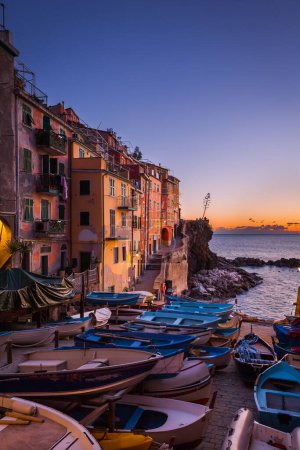 Foto de Vista del puerto deportivo de Riomaggiore con barcos tirados en seco en la pequeña plaza, Cinque Terre, Italia - Imagen libre de derechos