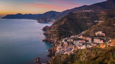 Foto de Vista panorámica de la costa de Cinque Terre, desde Riomaggiore hasta Punta Mesco, La Spezia, Italia - Imagen libre de derechos