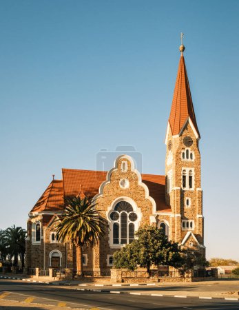 Foto de La Iglesia de Cristo (Christuskirche) es el monumento más reconocido de Windhoek, Namibia. Una iglesia luterana alemana construida en 1907 en estilos neogóticos y art nouveau en conflicto. - Imagen libre de derechos
