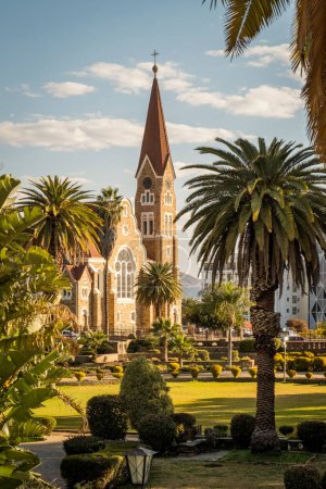 Foto de Christ Church (Christuskirche) and Parliament Gardens, Windhoek, Namibia. Esta iglesia luterana, construida en 1907 en estilos neo-góticos y art nouveau en conflicto - Imagen libre de derechos