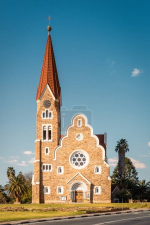 Foto de La Iglesia de Cristo (Christuskirche) es el monumento más reconocido de Windhoek, Namibia. Una iglesia luterana alemana construida en 1907 en estilos neogóticos y art nouveau en conflicto. - Imagen libre de derechos